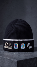 Bonnet The King Crown de Dellerium en maille côtelée noire, monogramme en cordon ivoire et quatre cristaux cousus à la main